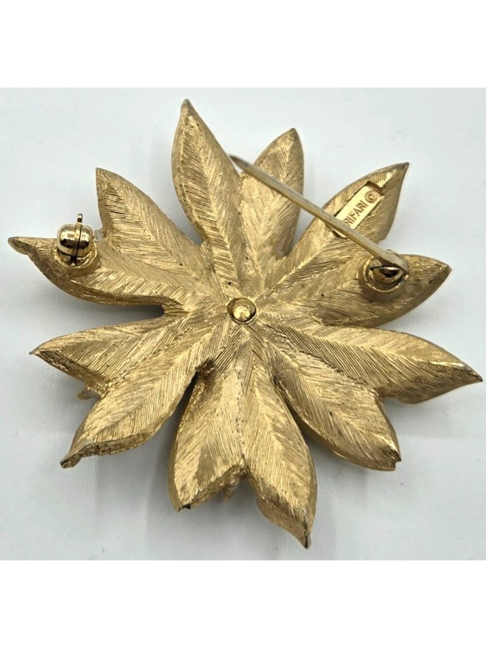 Signed Trifari White Enamel Flower Pin Brooch Gold Tone 22 grams - Picture 5 of 8